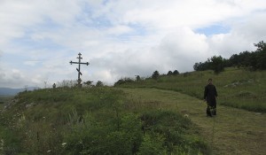 Pomen Srbima stradalim na Petrovačkoj cesti Janjile – Bravsko u napadu hrvatske avijacije na zbeg iz RSK, 7.8.2014. foto: Veritas