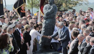 Večernje novosti, 05.08.2015., Knin: Srpske žrtve nisu pomenute, otkrivanje spomenika F.Tudjmanu Foto:Tanjug,AP