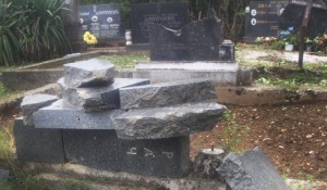 Porušeni spomenici na srpskom groblju u Hrvatskoj Dubici Foto: Večernje novosti