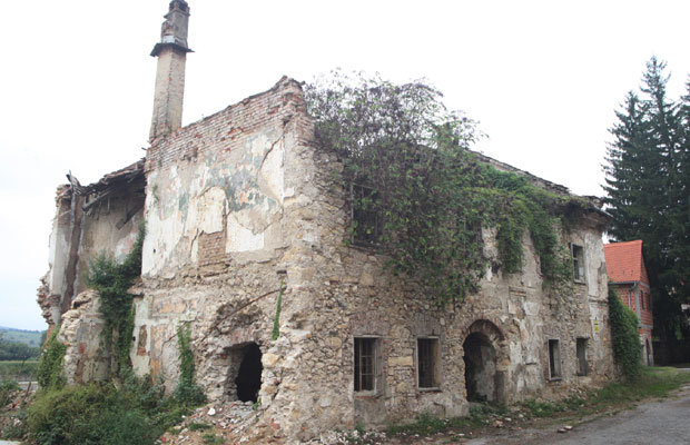 Jedna od srpskih kuća nedaleko od crkve u Kostajnici Foto: Večernje novosti