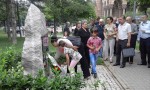 Polaganje venaca i cveća kraj spomenika stradalima u ratovima na kraju 20. veka u Tašmajdanskom parku, 21. jun 2016. Foto: DIC Veritas