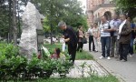 Polaganje venaca i cveća kraj spomenika stradalima u ratovima na kraju 20. veka u Tašmajdanskom parku, 21. jun 2016. Foto: DIC Veritas