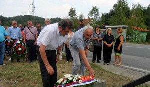 Polaganje vijenaca u Svodni, kraj spomen-krsta Srbima poginulim u hrvatskom bombardovanju izbjegličke kolone 1995. Foto: Glas Srpske / SRNA