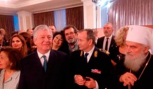 Patrijarh Irinej, Prestolonaslednik Aleksandar Karađorđević, princeza Katarina, general Petar Škrbić, a u pozadini Savo Štrbac sa poštovateljicom Veritasa Foto: Milojko Budimir