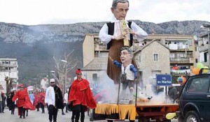 Karneval u Kaštelima: Ismevali vaterpoliste, spalili lutku Milorada Pupovca... Foto: Dalmatinski portal / Đurđica Herceg Čavka