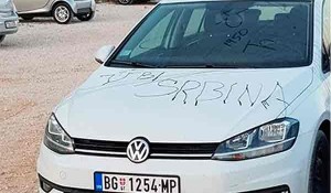 Split: Na automobilu beogradskih tablica napisano “UBI(J) SRBINA” Foto: screenshot