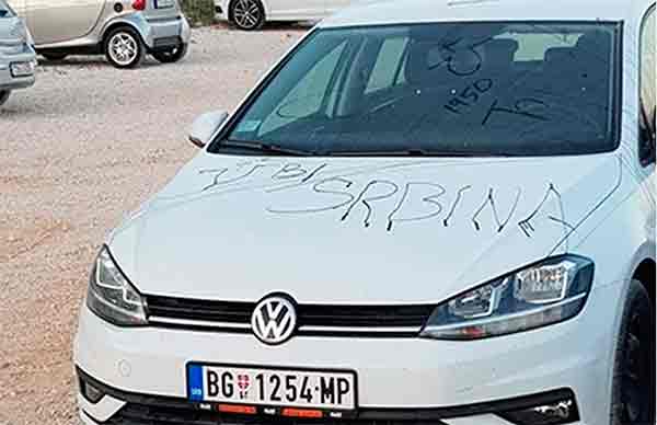 Split: Na automobilu beogradskih tablica napisano “UBI(J) SRBINA” Foto: screenshot