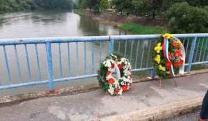 Parastos u Novom Gradu, sveće i venci na Mostu spasa, pomen u Svodni, 6.8.2020. Foto: DIC Veritas