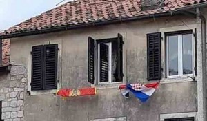 Kotor: Hrvatska zastava na dan progona Srba, 4.8.2020. Foto: RTRS, FB stranica Vladimira Đapića