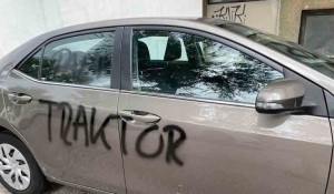 Grafit na autu BG tablica u Splitu: "Pali traktor" "Ubij Srbina", "ZDS", 6.8.2020. Foto:Jutarnji list, Dalmatinski portal