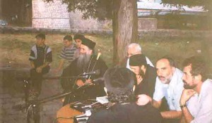 Mitropolit Amfilohije, Vladika Atanasije, Jovan Radulović i Savo Štrbac: predstavljanje monografija „Bljesak“ i „Oluja“, guvno Cetinjskog manastira 4.8.1998. godine Foto:DIC Veritas