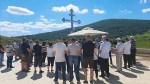 Pomen kraj spomen-krsta na Petrovačkoj cesti, 7.8.2021. Foto: DIC Veritas