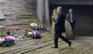 Nj. E. ambasardor Italije u Hrvatskoj Pjerfrančesko Sako polaže cveće u logoru Jasenovac Foto: Ambasada Italije, Twitter nalog ambasade