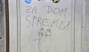 Nacistički grafiti na spomeniku na Petrovoj Gori, avgust 2022. Foto: Portal Novosti, Jovica Drobnjak