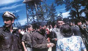 Operacija Halijard, Pranjani, 6. septembar 1944. Sleva na desno: Kapetan Nik Lalić (OSS Halyard Mission), đeneral Dragoljub Mihailović (JkV) i pukovnik Robert Makduel (OSS Ranger Mission) Foto: NIP Pogledi, Kragujevac (originalni kolor)