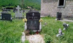 Otišić: Grob Anke Katič, likvidirane posle mučenja, 16. 7. 1993. Foto: DIC Veritas, Srna