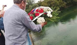 Novi Grad: Dani tuge i sjećanja - venac spušten u Unu na Mostu spasa, 6.8.2025. Foto: SRNA