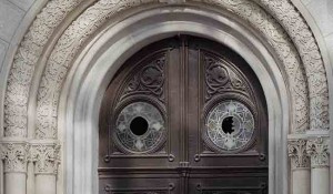 Razbijeni vitraž na Hramu Preobraženja Gospodnjeg u Zagrebu, 23. 4. 2026. Foto: Mitropolija zagrebačko-ljubljanska