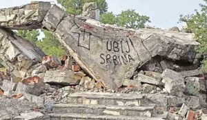 Ustaški grafiti na miniranoj crkvi Svete Nedjelje u Karinu Gornjem Foto: Portal Novosti, snimak iz 2024. godine