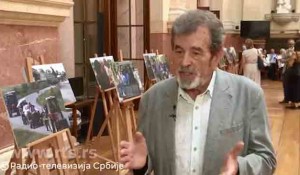 Savo Štrbac na otvaranju izložbe „Iza svake izbegličke priče stoji čovek“m 19.6.2026. Foto: RTS, screenshot