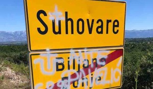 Tabla na ulazu u Biljane Donje išarana nacističkim sloganima, 3.7.2026. Foto: Portal Novosti Tabla na ulazu u Biljane Donje išarana nacističkim sloganima, 3.7.2026. Foto: Portal Novosti
