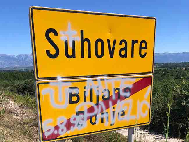 Tabla na ulazu u Biljane Donje išarana nacističkim sloganima, 3.7.2026. Foto: Portal Novosti Tabla na ulazu u Biljane Donje išarana nacističkim sloganima, 3.7.2026. Foto: Portal Novosti