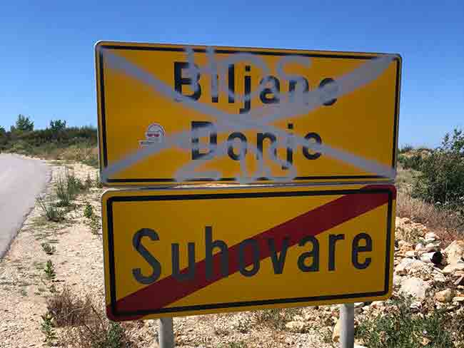 Tabla na ulazu u Biljane Donje išarana nacističkim sloganima, 3.7.2026. Foto: Portal Novosti Tabla na ulazu u Biljane Donje išarana nacističkim sloganima, 3.7.2026. Foto: Portal Novosti