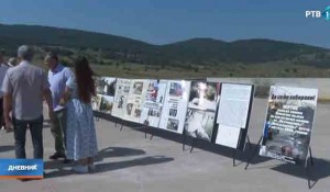 Položeni venci za stradale u izbegličkoj koloni na Petrovačkoj cesti, 7.8.2026. Foto: RTV, screenshot