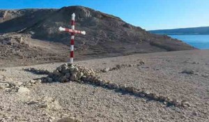 Osknavljen pravoslavni krst na mestu hrvatskog logora za Srbe na Pagu Foto: Portal Novosti, FB Osknavljen pravoslavni krst na mestu hrvatskog logora za Srbe na Pagu Foto: Portal Novosti, FB
